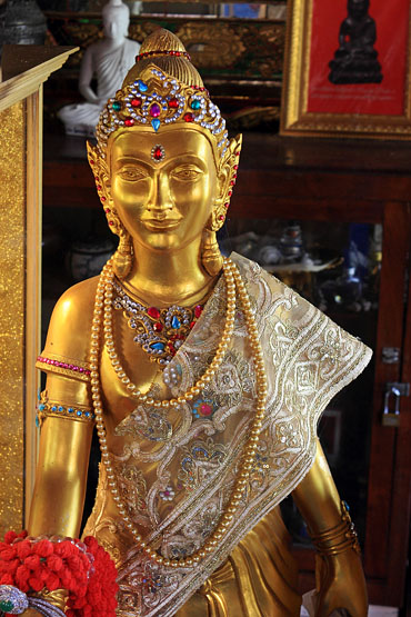 Northern Thailand, CHIANG MAI, Wat Chiang Man, deity statue, THA4964JPL 370