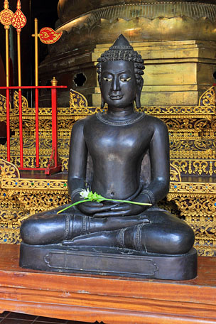 Northern Thailand, CHIANG MAI, Wat Lok Moli, seated Buddha staue, THA5035JPL  304