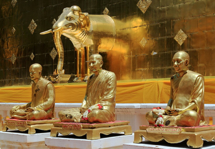 Northern Thailand, CHIANG MAI, Wat Phra Sing, Phrathatluang chedi, monk statues, THA4747JPL  864