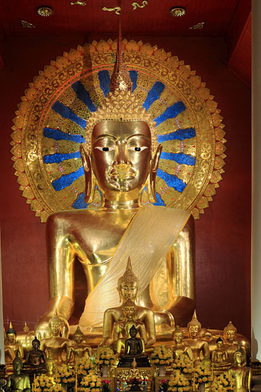Northern Thailand, CHIANG MAI, Wat Phra Sing, Wihan (Viharn) Luang, golden Budha, THA4724JPL  370