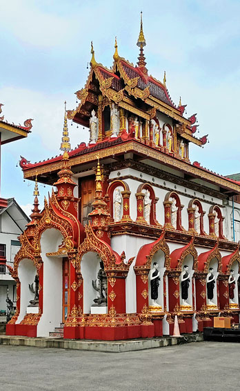 Northern Thailand, CHIANG MAI, Wat Saen Muang Ma Luang, ornate buildings, THA5515JPL M  567 deep