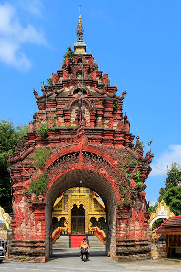 Northern Thailand, CHIANG RAI, Wat Chetawan (Wat Phra Non), main gateway, THA4842JPL  370
