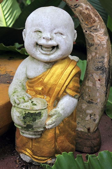 Northern Thailand, CHIANG RAI, Wat Phra Sing, smiling monk statue, THA4892JPL  370