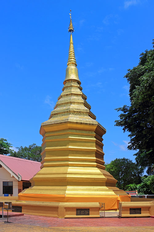 Northern Thailand, CHIANG RAI, Wat Phra That Doi Chom Thong, golden chedi, THA4860JPL  750 deep