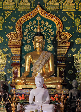 Northern Thailand, CHIANG RAI, Wat Phra That Doi Chom Thong, viharn, interior, THA4858JPL  A cropped 325