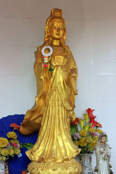 Northern Thailand, CHIANG RAI, Wat Sri Bun Rueang, temple site,  deity statue, THA4577JPL  370
