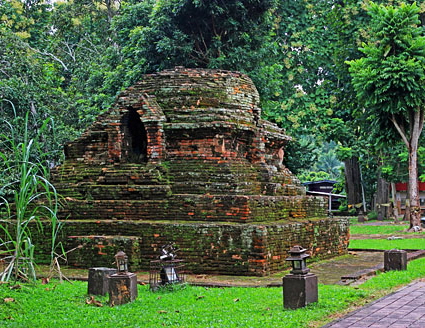 Northern Thailand, Chiang Rai, CHIANG SAEN, Wat Chedi Luang, small chedi ruins, THA5512JPL  A  328 deep