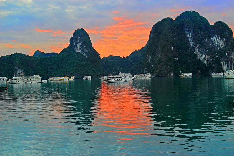 VIETNAM, Halong Bay, dawn, limestone formations and moored cruise boats, VT1809JPL A 800