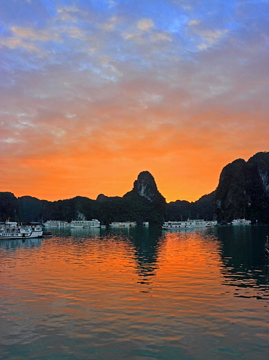 VIETNAM, Halong Bay, dawn, limestone formations and moored cruise boats, VT1814JPL A 390