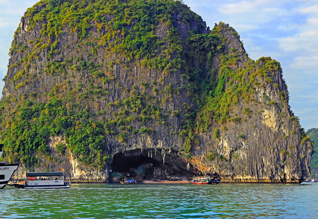 VIETNAM, Halong Bay, limestone formations, and cave, VT1870JPL A 650