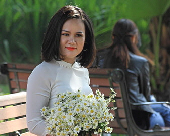 Vietnam, HANOI, Hoan Kiem Lake, promenade,  girl with flower bouquet posing, VT1198JPL A 340
