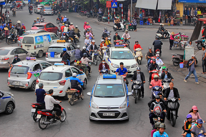 Vietnam, HANOI, Hoan Kiem Lake area, traffic, VT1395JPL A 800
