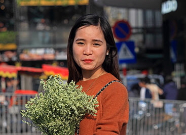 Vietnam, HANOI, Hoan Kiem Lake area, young woman posing for photo, VT1715JPL A 267 deep