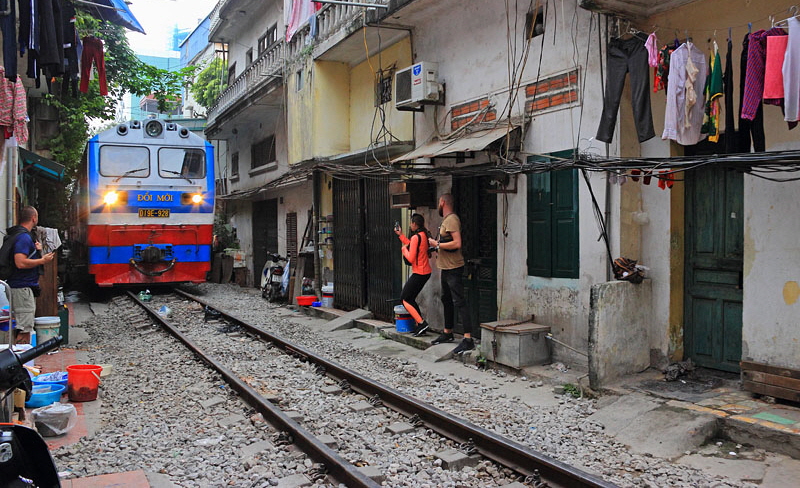 Vietnam, HANOI, Old Quarter, Train Street, train approaching, VT1130JPL A 700