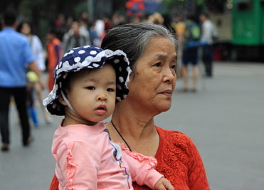 Vietnam, HANOI, Old Quarter, grandmother and child, VT1292JPL 4000 A 267 deep