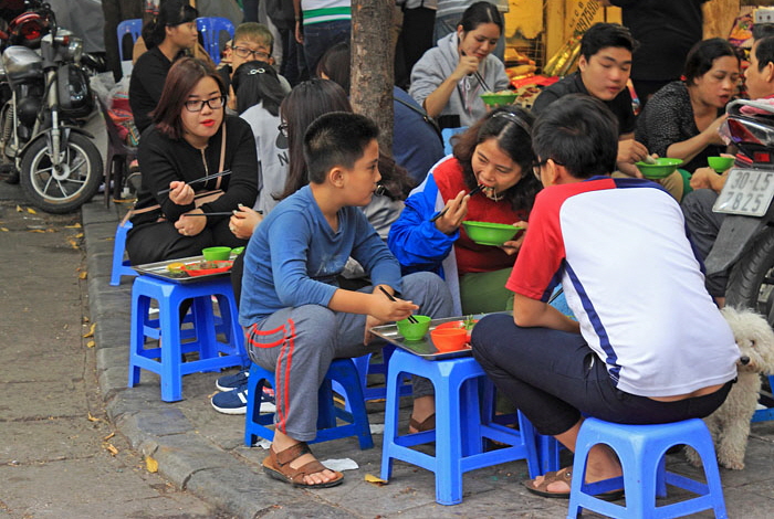 Vietnam, HANOI, Old Quarter, street food, people dining, VT1324JPL 4000 A 700