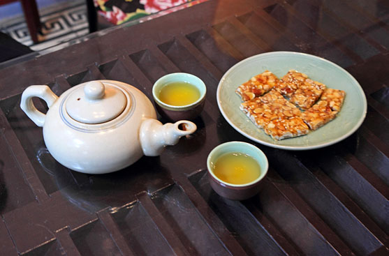 Vietnam, HANOI, traditional Tea serving, VT873JPL 4000 A 557