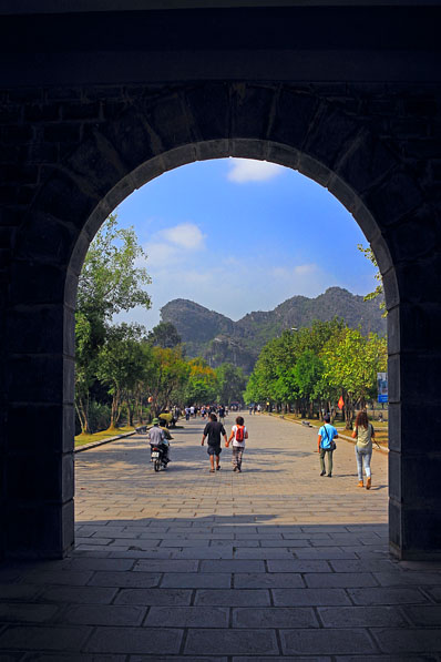 Vietnam, Ninh Binh, HOA LU, Dinh Tien Hoang Temple, gateway arch, VT1986JPL A 398