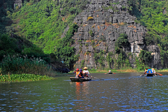 Vietnam, Ninh Binh, TAM COC, Ngo Dong River, limestone karst scenery, and tour boats, VT2065JPL A 557