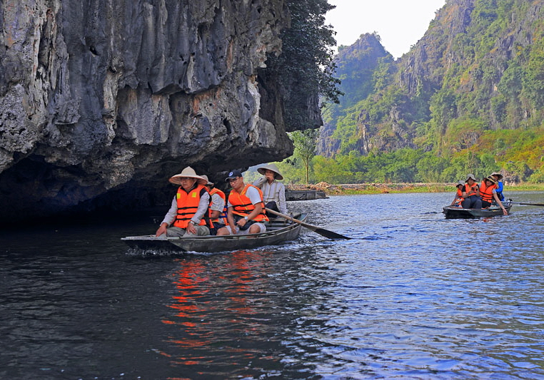 Vietnam, Ninh Binh, TAM COC, Ngo Dong River, tour boats, and limestone karst scenery, VT2128JPL A 800