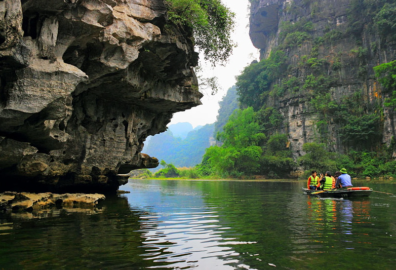 Vietnam, Ninh Binh, TRANG AN, limestone karst scenery, and tour boat, VT2266JPL A 800