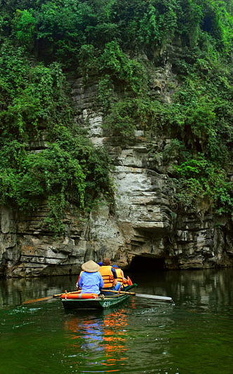 Vietnam, Ninh Binh, TRANG AN, tour boat entering cave, VT2232JPL A 533 deep