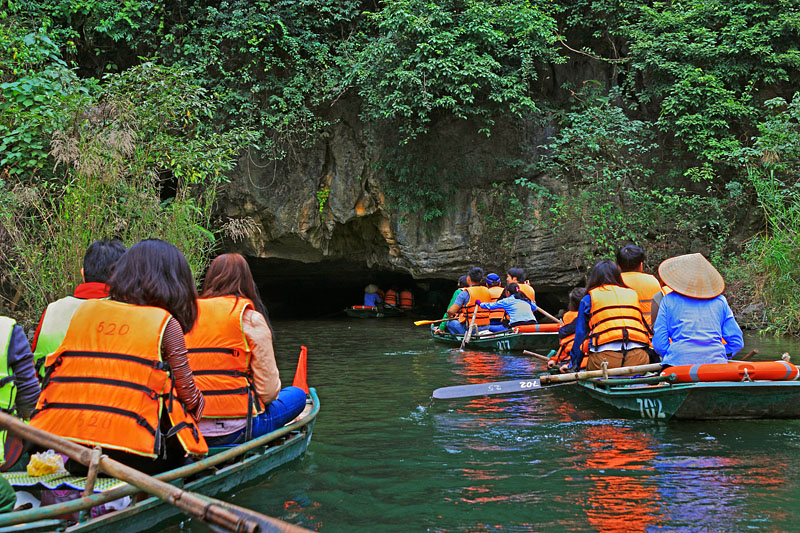 Vietnam, Ninh Binh, TRANG AN, tour boats entering cave, VT2240JPL A 800