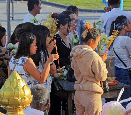 CAMBODIA, Phnom Penh, Sisowath Quay, Dorngkeu Shrine, worshippers, CAM1812JPL A 700