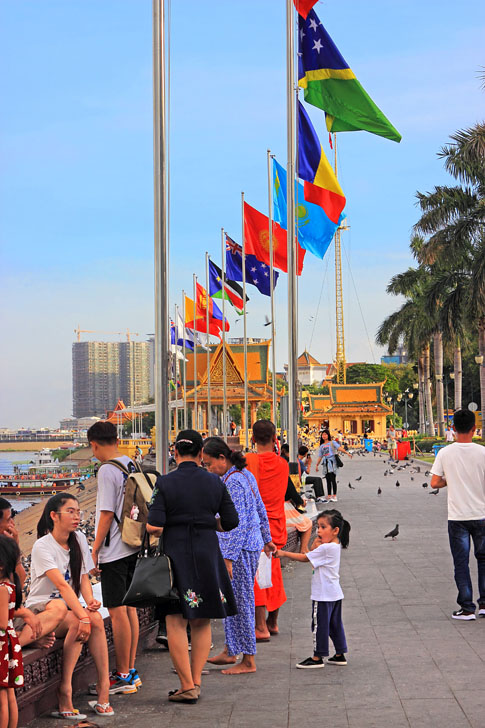CAMBODIA, Phnom Penh, Sisowath Quay (Riverside Promenade), CAM1803JPL A 485