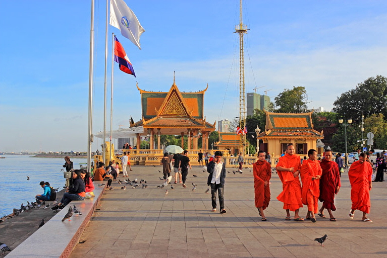 CAMBODIA, Phnom Penh, Sisowath Quay (Riverside Promenade), and monks, CAM1804JPL A 770