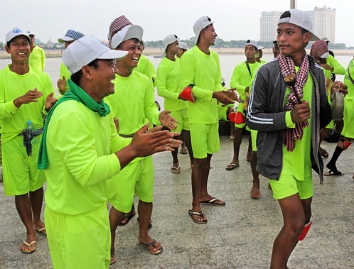 CAMBODIA, Phnom Penh, Water Festival, racing boat oarsmen daning, CAM1618JPL A 380 deep