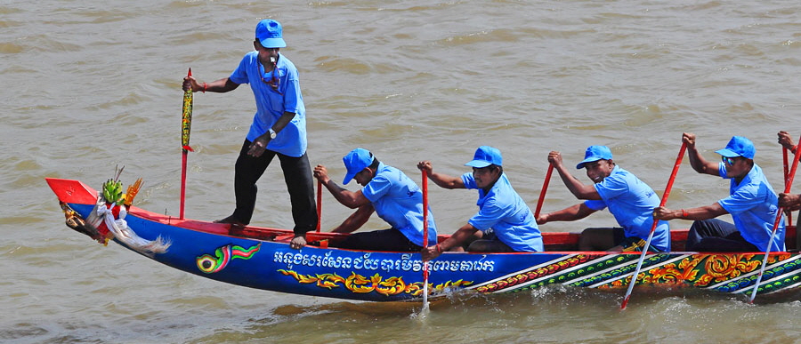 CAMBODIA, Phnom Penh, Water Festival, racing boat with oarsmen, Tonle Sap River, CAM1567JPL A 900