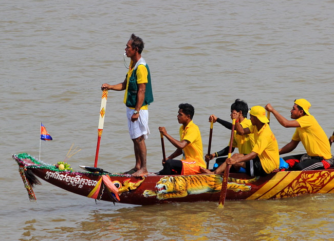 CAMBODIA, Phnom Penh, Water Festival, racing boat with oarsmen, Tonle Sap River, CAM1568JPL A 750