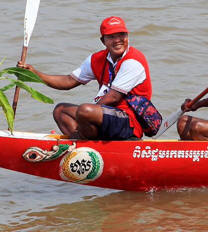 CAMBODIA, Phnom Penh, Water Festival, racing boat with oarsmen, Tonle Sap River, CAM1569JPL A 420