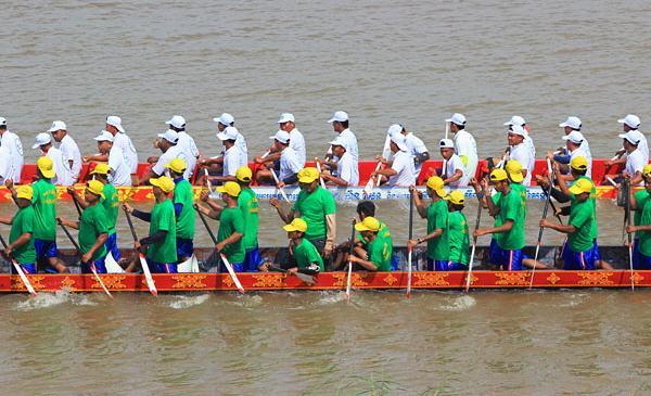 CAMBODIA, Phnom Penh, Water Festival, racing boats, Tonle Sap River, CAM1530JPL A 600