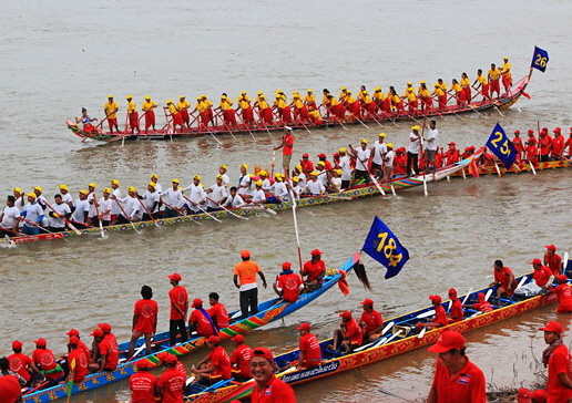 CAMBODIA, Phnom Penh, Water Festival, racing boats getting ready, Tonle Sap River, CAM1524JPL 595