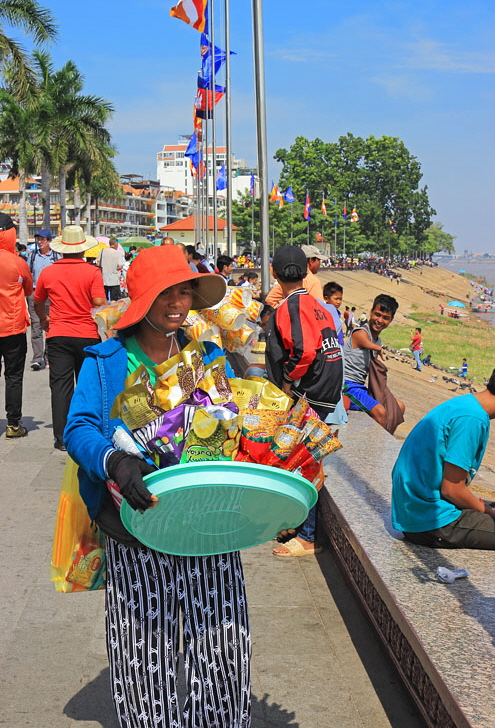 CAMBODIA, Phnom Penh, Water Festival, snacks seller, CAM1873JPL A 497