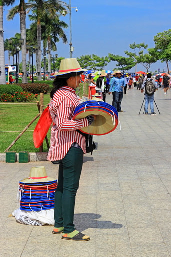 CAMBODIA, Phnom Penh, Water Festival, souvenir hat seller, CAM1879JPL A 514 deep