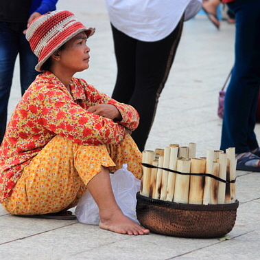 CAMBODIA, Phnom Penh, street food, vendor selling snacks, CAM2092JPL A 450