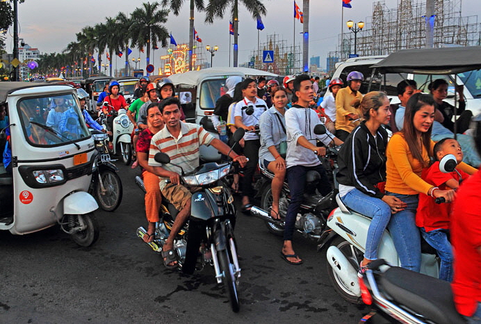 CAMBODIA, Phnom Penh, street scene, evening traffic jam, CAM1988JPL A 700