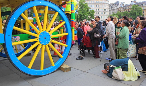 UK, LONDON, Hare Krishna, Rathayatra Festival, chariot detail, and devotees, UK30720JPL A 510