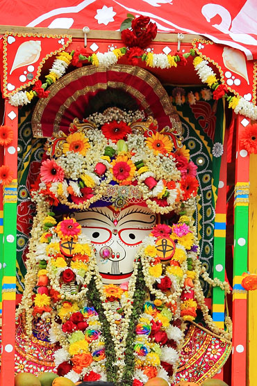 UK, LONDON, Hare Krishna, Rathayatra Festival, chariot detail, image of deity, UK30726JPL 370