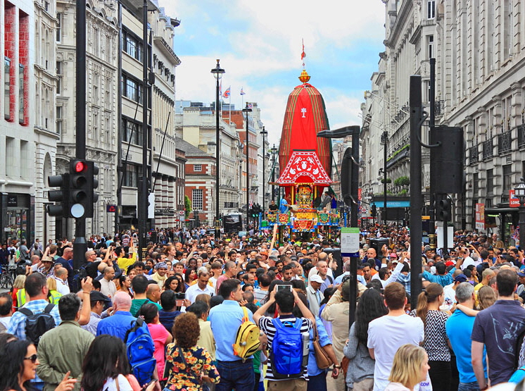 UK, LONDON, Hare Krishna, Rathayatra Festival, chariot in procession, and crowds, UK30241JPL A 555 deep