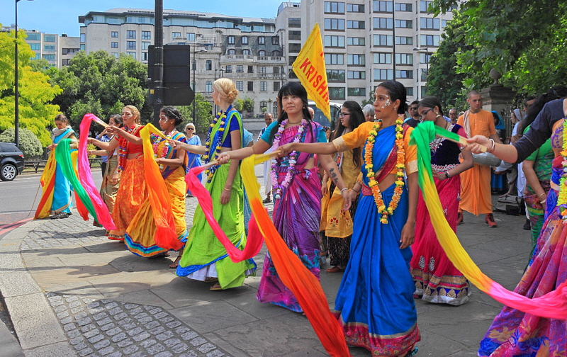 UK, LONDON, Hare Krishna, Rathayatra Festival, dance performance by devotees, UK34574JPL A 800