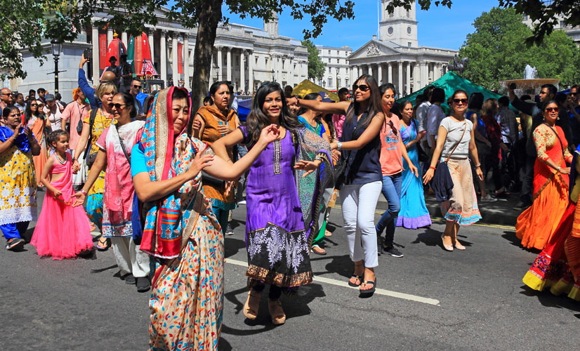 UK, LONDON, Hare Krishna, Rathayatra Festival, devotees dancing in procession, UK34572JPL A 826