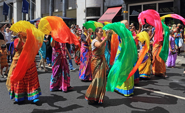 UK, LONDON, Hare Krishna, Rathayatra Festival, devotees dancing in procession, UK34584JPL A 766