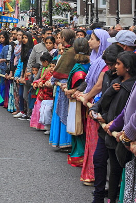 UK, LONDON, Hare Krishna, Rathayatra Festival, devotees pulling the chariot, UK30647JPL 400 deep