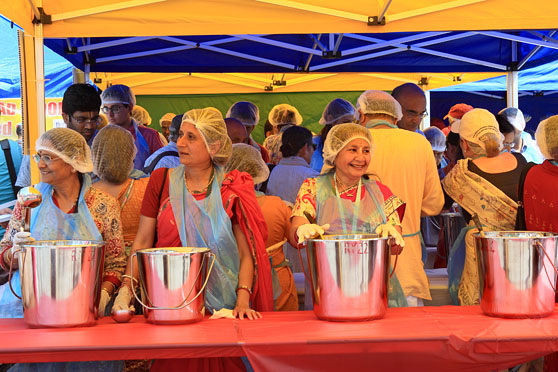 UK, LONDON, Hare Krishna, Rathayatra Festival, free feast stall at Trafalgar Square, UK34590JPL A 558