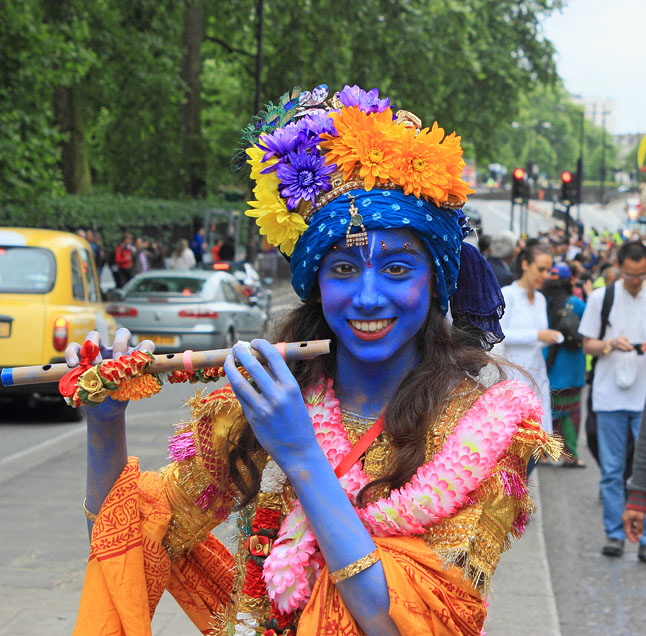 UK, LONDON, Hare Krishna, Rathayatra Festival, girl dressed as a deity, UK30677JPL A 638