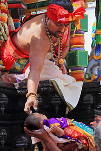 UK, LONDON, Hare Krishna, Rathayatra Festival, priest blessing baby, Wembley, UK34523JPL 4000 200